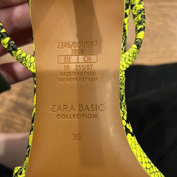 Zara Women’s Yellow and Black Snakeskin Print Heels - Picture 6 of 7